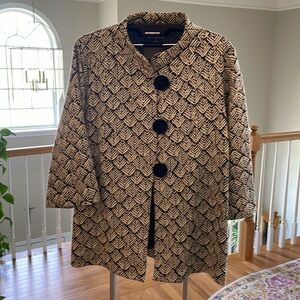 Adorable, black and white jacket with gold details, from JM Collection, 2X.
